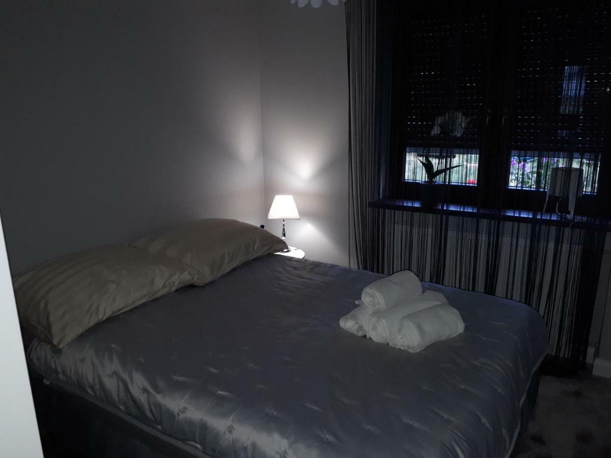 Apartamenty Centrum- Kochanowskiego -Dawniej Two-Bedroom Apartment ジェロナ・グラ エクステリア 写真